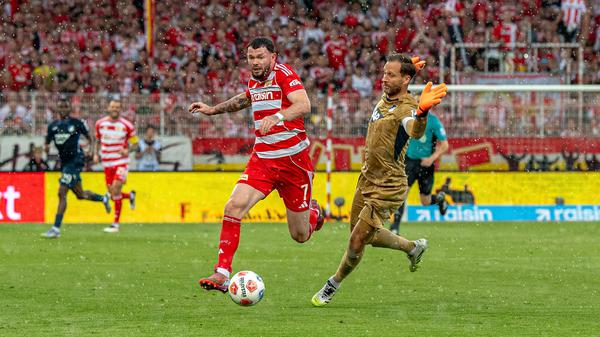 Oliver Burke war hier schon vorbei an Hoffenheims Keeper Oliver Baumann. Das leere Tor traf er danach trotzdem nicht.