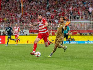 Oliver Burke war hier schon vorbei an Hoffenheims Keeper Oliver Baumann. Das leere Tor traf er danach trotzdem nicht.