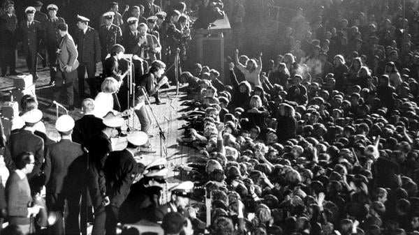 Die britische Rockband „The Rolling Stones“ während ihres Konzertes in der Berliner Waldbühne am 15.09.1965. Auf der Bühne sind zahlreiche Polizisten, rechts Fans, die zur Bühne geströmt sind. Beim Konzert der Band kam es zu schweren Ausschreitungen zwischen Fans, Ordnern und der Polizei.
