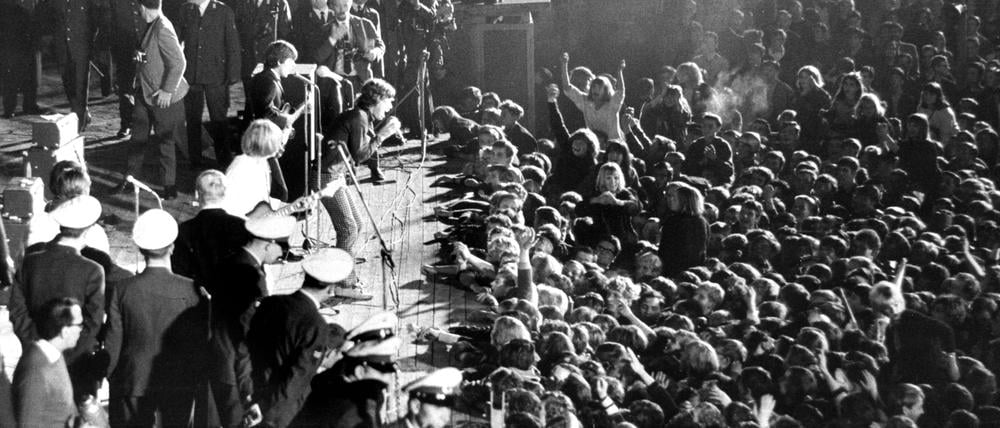Die britische Rockband „The Rolling Stones“ während ihres Konzertes in der Berliner Waldbühne am 15.09.1965. Auf der Bühne sind zahlreiche Polizisten, rechts Fans, die zur Bühne geströmt sind. Beim Konzert der Band kam es zu schweren Ausschreitungen zwischen Fans, Ordnern und der Polizei.