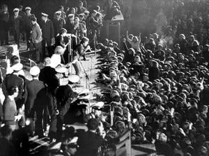 Die britische Rockband „The Rolling Stones“ während ihres Konzertes in der Berliner Waldbühne am 15.09.1965. Auf der Bühne sind zahlreiche Polizisten, rechts Fans, die zur Bühne geströmt sind. Beim Konzert der Band kam es zu schweren Ausschreitungen zwischen Fans, Ordnern und der Polizei.