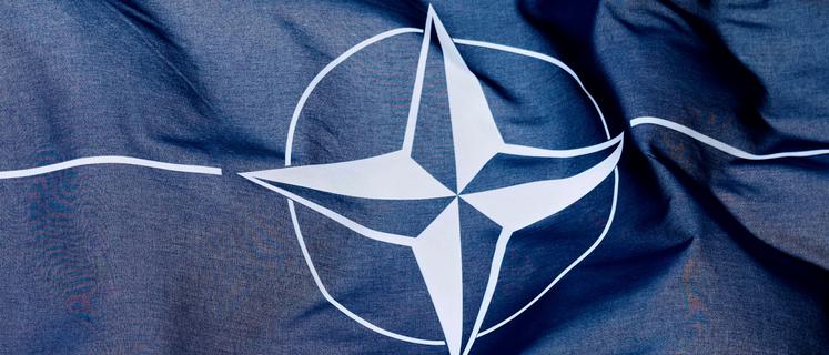 ARCHIV - 23.06.2025, Niederlande, Den Haag: Eine Nato-Flagge weht im Wind vor dem Veranstaltungsort des Nato-Gipfels in Den Haag. (zu dpa: «Umfrage: Mehrheit in Sorge vor russischem Angriff auf Nato») Foto: Markus Schreiber/AP/dpa +++ dpa-Bildfunk +++