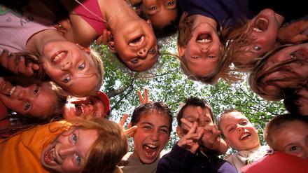 Kinderclique, Personen , optimistisch , Symbolfoto; 2002, Kind, Kinder, Freunde, Freudeskreis, Gruppe, Kindergruppe, Clique, Jungen, Mädchen, Freundeskreis, Kreis, Gemeinschaft, Team, Hn