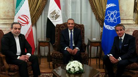 Ein Treffen des ägyptischen und des iranischen Außenministers mit dem Generaldirektor der IAEA in Kairo.