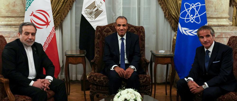 Ein Treffen des ägyptischen und des iranischen Außenministers mit dem Generaldirektor der IAEA in Kairo.