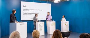 Die Tagesspiegel-Volontäre Özben Önal (v.r.) und Daniel Sagradov diskutierten am Sonntag mit Giovanni di Lorenzo, Herausgeber des Tagesspiegels und Chefredakteur der Wochenzeitung „Die Zeit“, und Lorenz Maroldt (l.), Herausgeber des Tagesspiegels.