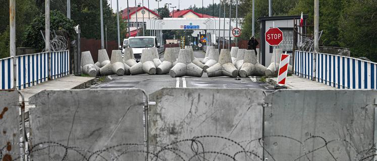 Belarus Poland Border 9002490 12.09.2025 A view shows concrete barriers at the Polish side of border with Belarus at the Warsaw bridge crossing in Belarus. Poland closed its border with Belarus on September 11, including railway crossings, as a result of the Russian-Belarusian military drills Zapad 2025 West 2025. Viktor Tolochko / Sputnik Belarus PUBLICATIONxINxGERxSUIxAUTxESTxLTUxLATxNORxSWExDENxNEDxPOLxUKxONLY Copyright: xViktorxTolochkox