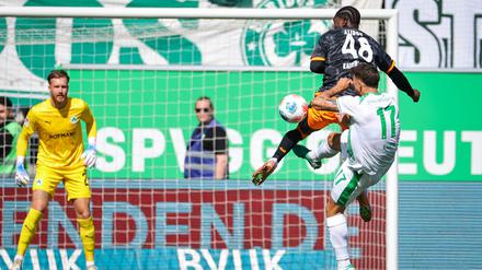 Für eine Notbremse sah Fürths Noah König nach knapp 30 Sekunden die Rote Karte.