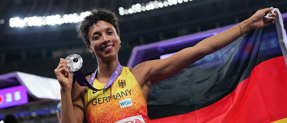 Malaika Mihambo freut sich über ihre Silbermedaille