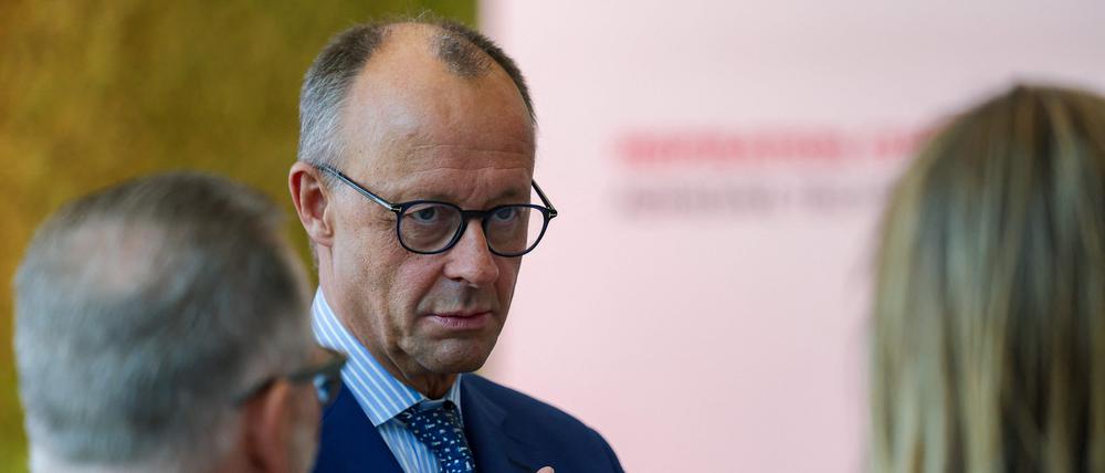 Kanzler Friedrich Merz bei seinem letzten Wahlkampfauftritt vor der Kommunalwahl in NRW im Henkel-Werk in Düsseldorf. Viele Parteifreunde fordern von ihm nun beherzte Reformen für mehr Wirtschaftswachstum.