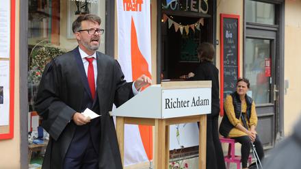 Schauspieler des Potsdamer Hans Otto Theaters machten in der Innenstadt an 15 Orten durch kurze Spielpassagen auf das Programm der Spielzeit 2025/26 aufmerksam. 