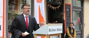 Schauspieler des Potsdamer Hans Otto Theaters machten in der Innenstadt an 15 Orten durch kurze Spielpassagen auf das Programm der Spielzeit 2025/26 aufmerksam.