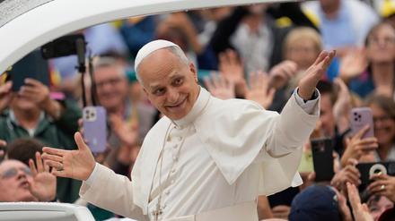Papst Leo XIV. kommt zu seiner wöchentlichen Generalaudienz auf dem Petersplatz im Vatikan an.