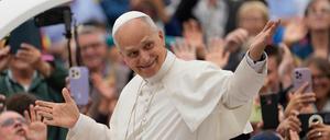 Papst Leo XIV. kommt zu seiner wöchentlichen Generalaudienz auf dem Petersplatz im Vatikan an.