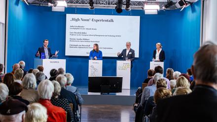 Was von Trumps Dealmaking zu halten ist. Beim Tagesspiegel-Genussmarkt diskutieren Tagesspiegel-Korrespondent Christoph von Marschall, Julia Friedlander von der Atlantik-Brücke, Lars-Hendrick Röller als langjähriger Regierungsberater und Stormy-Annika Mildner vom Aspen-Institut (v. li.)