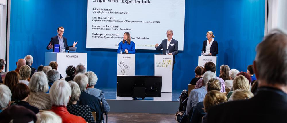 Was von Trumps Dealmaking zu halten ist. Beim Tagesspiegel-Genussmarkt diskutieren Tagesspiegel-Korrespondent Christoph von Marschall, Julia Friedlander von der Atlantik-Brücke, Lars-Hendrick Röller als langjähriger Regierungsberater und Stormy-Annika Mildner vom Aspen-Institut (v. li.)