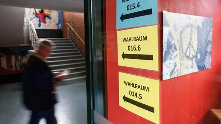 Ein Wähler geht in einen Wahlraum in der Realschule Brackwede bei den Kommunalwahlen in Nordrhein-Westfalen.