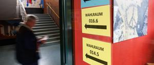 Ein Wähler geht in einen Wahlraum in der Realschule Brackwede bei den Kommunalwahlen in Nordrhein-Westfalen. 