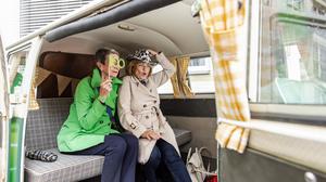 Tagesspiegel-Leserinnen in der Selfiebox beim Tagesspiegel Genussmarkt.