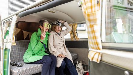 Tagesspiegel-Leserinnen in der Selfiebox beim Tagesspiegel Genussmarkt.