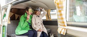 Tagesspiegel-Leserinnen in der Selfiebox beim Tagesspiegel Genussmarkt.