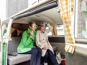 Tagesspiegel-Leserinnen in der Selfiebox beim Tagesspiegel Genussmarkt.