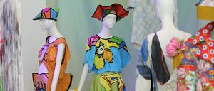 Kunstraum Potsdam Ausstellung „Zwischen Zeichen und Wundern“ rollt der Joop-Schau im Kunstraum den roten Teppich aus - und untersucht dessen Erbe.