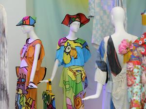 Kunstraum Potsdam Ausstellung „Zwischen Zeichen und Wundern“ rollt der Joop-Schau im Kunstraum den roten Teppich aus - und untersucht dessen Erbe.