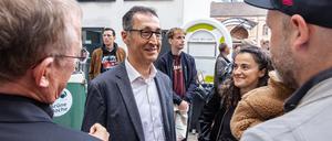 Vor seinem Podiumsdialog mit Editor-et-Large Stephan-Andreas Casdorff ließ Cem Özdemir den Genussmarkt des Tagesspiegel auf sich wirken.