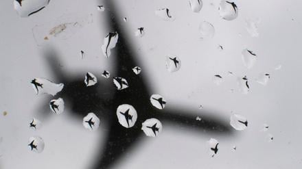 Ein Flugzeug landet bei Regenwetter. (Symbolbild)