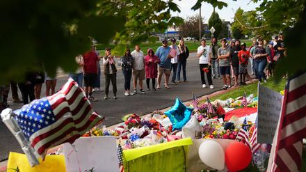 Trauernde kommen zum Tatort.