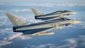 In Köln-Wahn begleiten zwei Eurofighter das Transportflugzeug der Luftwaffe A400M mit dem Bundeskanzler Friedrich Merz an Bord.