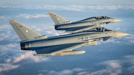 In Köln-Wahn begleiten zwei Eurofighter das Transportflugzeug der Luftwaffe A400M mit dem Bundeskanzler Friedrich Merz an Bord.