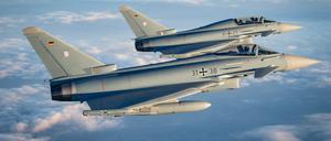 In Köln-Wahn begleiten zwei Eurofighter das Transportflugzeug der Luftwaffe A400M mit dem Bundeskanzler Friedrich Merz an Bord.