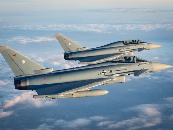 In Köln-Wahn begleiten zwei Eurofighter das Transportflugzeug der Luftwaffe A400M mit dem Bundeskanzler Friedrich Merz an Bord.
