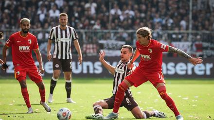 Im Zweikampf: Kristijan Jakić vom FC Augsburg (r) und St. Paulis James Sands.