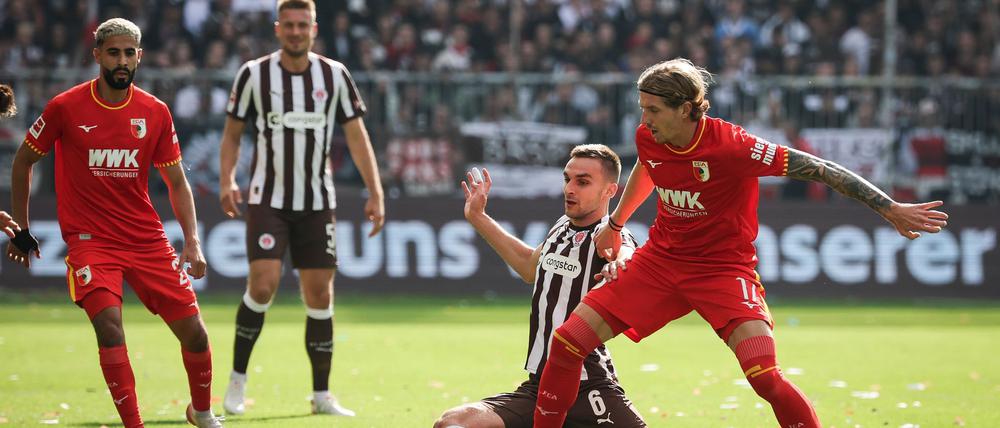 Im Zweikampf: Kristijan Jakić vom FC Augsburg (r) und St. Paulis James Sands.