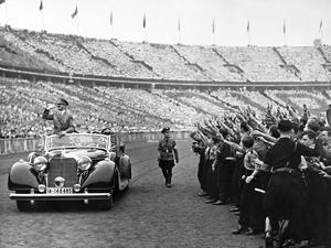 Adolf Hitler (l.) und das NS-Regime instrumentalisierten die Olympischen Spiele für ihre Zwecke. 