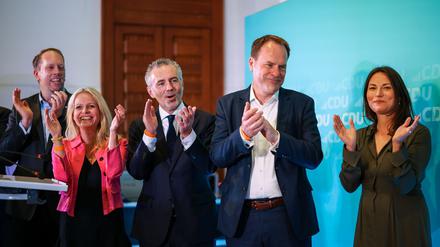 Markus Schmitz (CDU, l-r), Angela Erwin (CDU), Thomas Jarzombek (CDU), Stephan Keller (CDU), Oberbürgermeister von Düsseldorf, und dessen Lebensgefährtin Meike Folkerts reagieren am Wahlabend auf die Prognose.