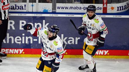 Ty Ronning (l.) steuerte zwei Tore zum Auswärtssieg der Eisbären in Köln bei.