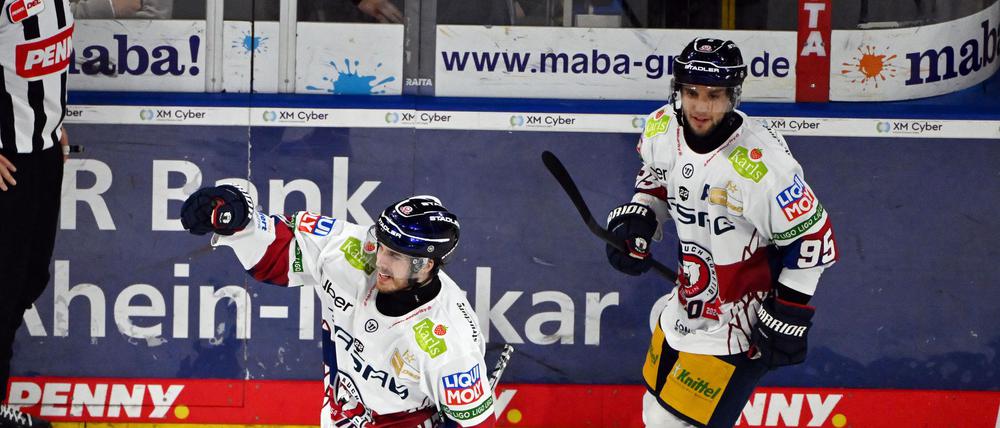 Ty Ronning (l.) steuerte zwei Tore zum Auswärtssieg der Eisbären in Köln bei.
