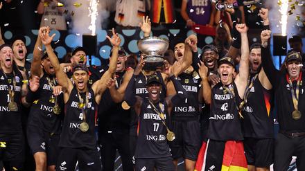 Kapitän Dennis Schröder nahm die Trophäe in Empfang.