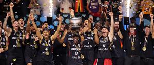 Kapitän Dennis Schröder nahm die Trophäe in Empfang.