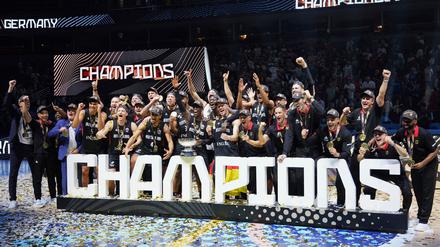 Die deutschen Basketballer feiern den EM-Titel.