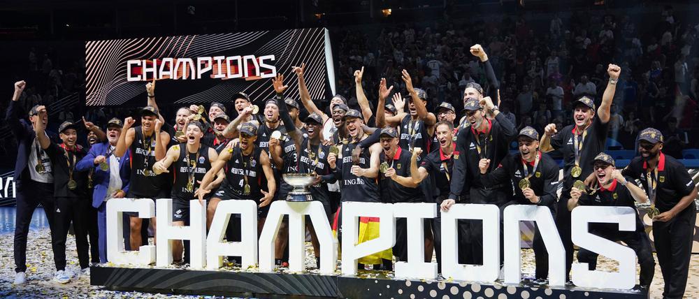 Die deutschen Basketballer feiern den EM-Titel.