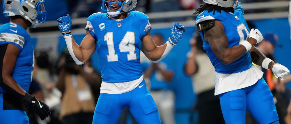 Amon-Ra St. Brown (Mitte) hatte viele Gründe zum Jubeln gegen die Chicago Bears.