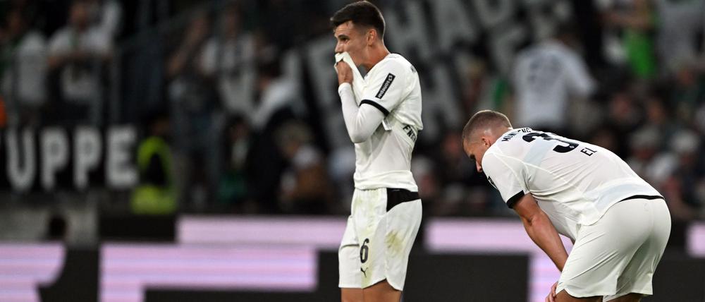 Lieber nichts sagen. Gladbachs Mittelfeldspieler Yannik Engelhardt (links) scheint es nach dem Auftritt gegen Bremen die Sprache verschlagen zu haben.