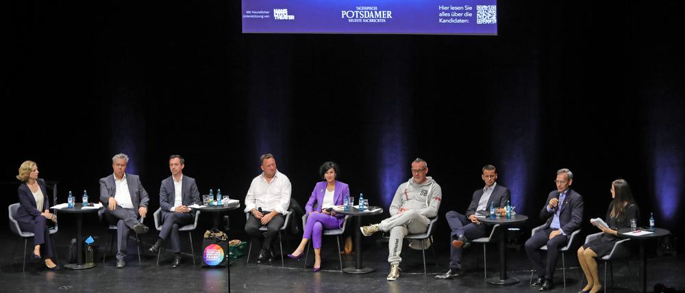 Alle sieben Kandidierenden für die Wahl zum neuen Oberbürgermeister von Potsdam stellten sich auf der Bühne des Hans Otto Theaters den Fragen von PNN-Lesern und der Redaktion.