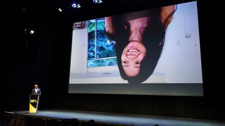 Regisseurin Chloé Zhao spricht in einer auf den Kopf gestellten, aufgezeichneten Botschaft.