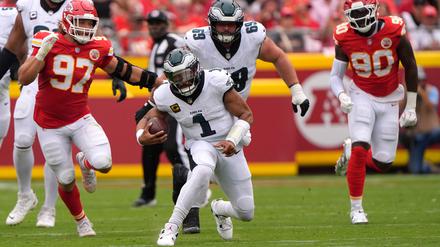 Jalen Hurts (Mitte) holte bei den Kansas City Chiefs den zweiten Saisonsieg mit den Eagles.